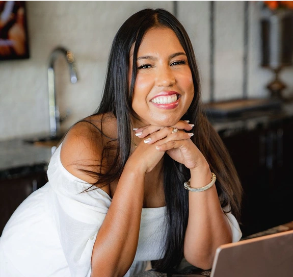 Margarita Foss, coach experta en el síndrome del nido vacío, sonriendo de forma empática y profesional, mirando directamente a la cámara. Transmite confianza, cercanía y experiencia en la guía de madres para transformar su vida y relaciones.